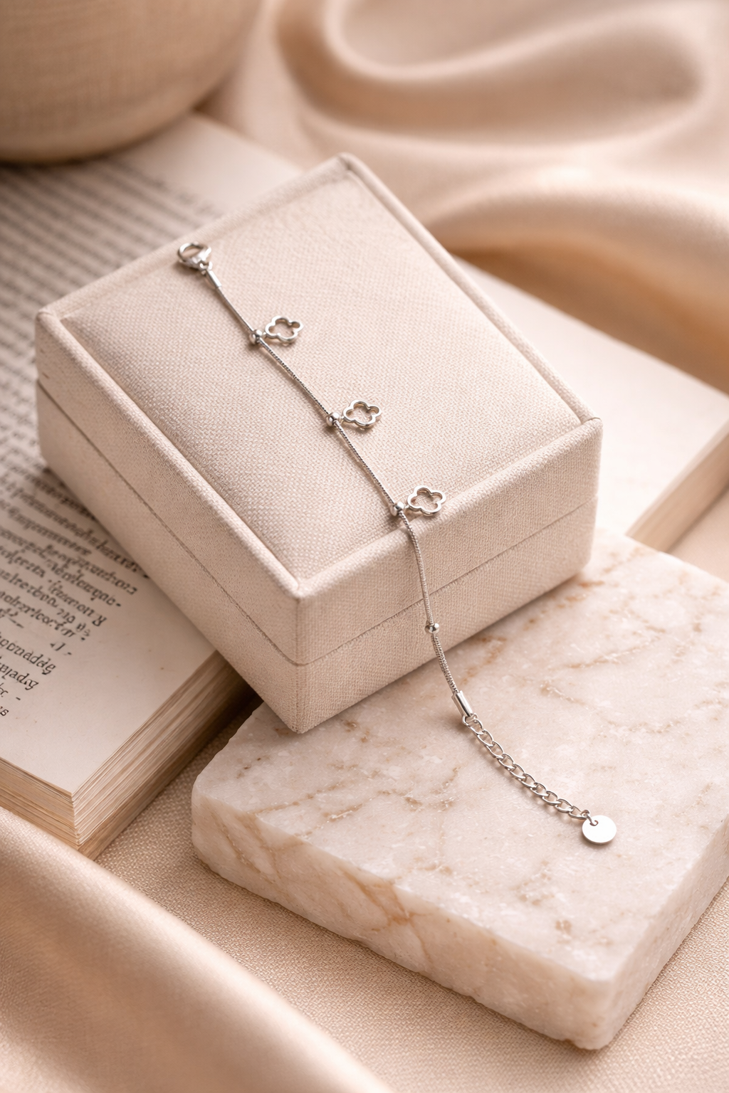 Noir Clover Chain Bracelet – Silver Edition